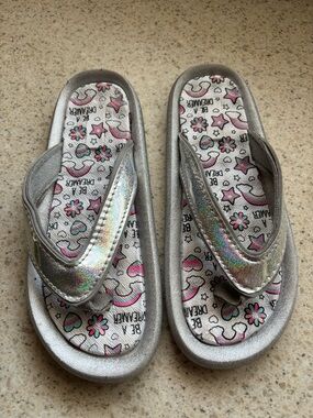 Kids Flip Flop Sandals in Silver Holographic Metallic - Kid Girls Size 3 / 4